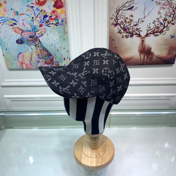 AUTHENTIC  Louis Vuitton  Hats main image 4